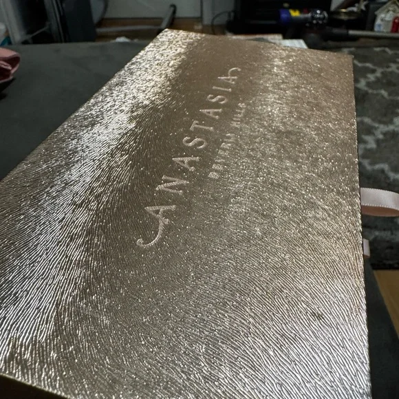 Anastasia Shimmering Gold Palette - Picture 6 of 8